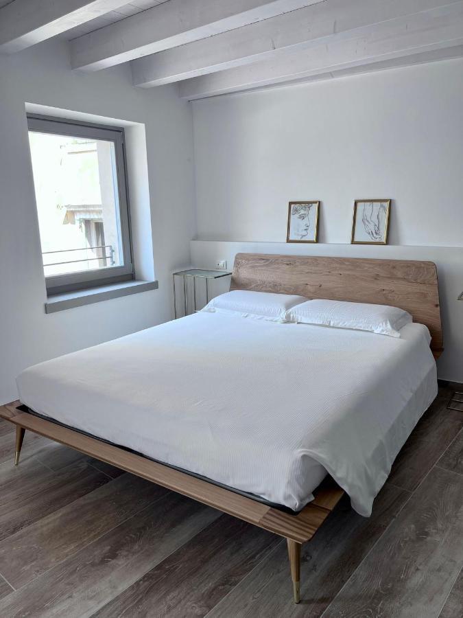 Absentia 1763 Garda Boutique Home - Lake Front เบรนโซเน ซูล การ์ดา ภายนอก รูปภาพ