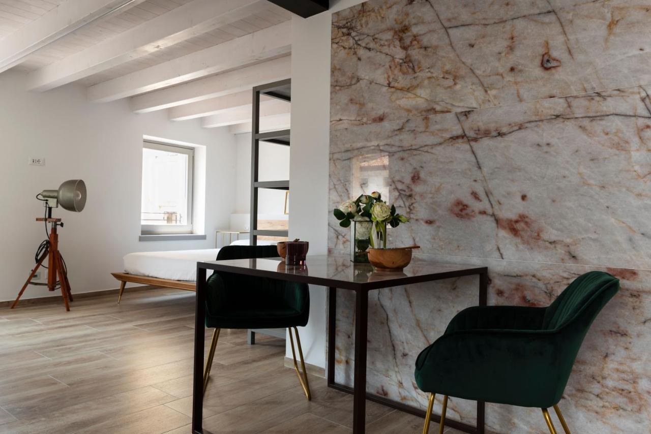 Absentia 1763 Garda Boutique Home - Lake Front เบรนโซเน ซูล การ์ดา ภายนอก รูปภาพ