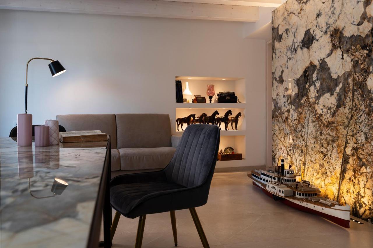 Absentia 1763 Garda Boutique Home - Lake Front เบรนโซเน ซูล การ์ดา ภายนอก รูปภาพ