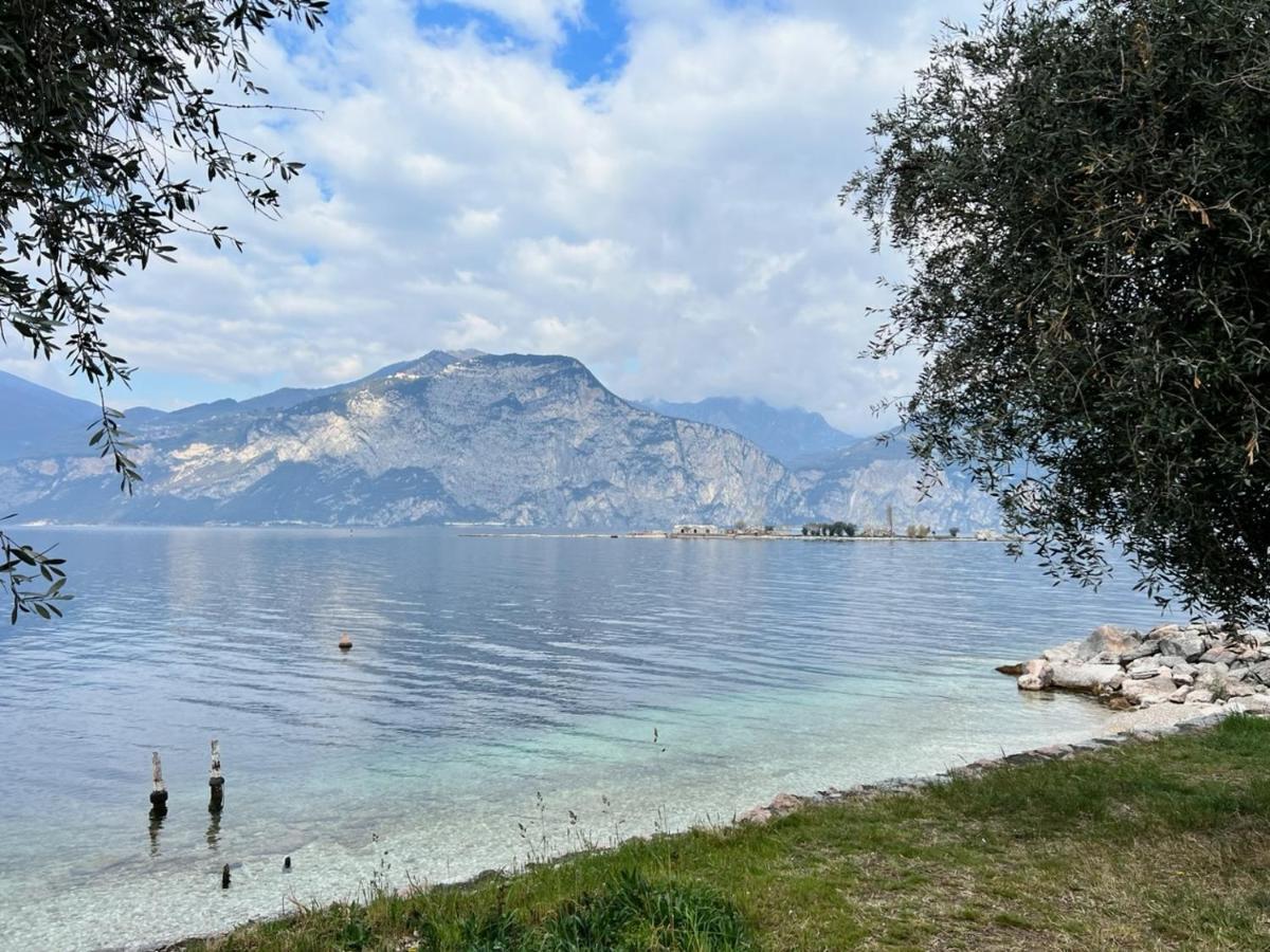 Absentia 1763 Garda Boutique Home - Lake Front เบรนโซเน ซูล การ์ดา ภายนอก รูปภาพ