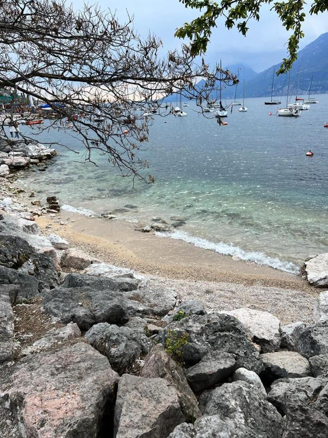 Absentia 1763 Garda Boutique Home - Lake Front เบรนโซเน ซูล การ์ดา ภายนอก รูปภาพ