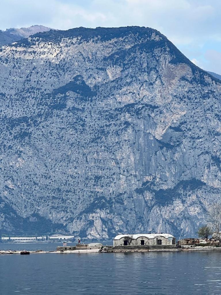Absentia 1763 Garda Boutique Home - Lake Front เบรนโซเน ซูล การ์ดา ภายนอก รูปภาพ